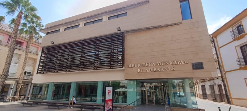 Fachada de la Biblioteca Pilar Barnés