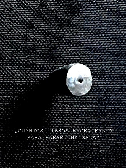 Una bala atravesando el cuero de un libro