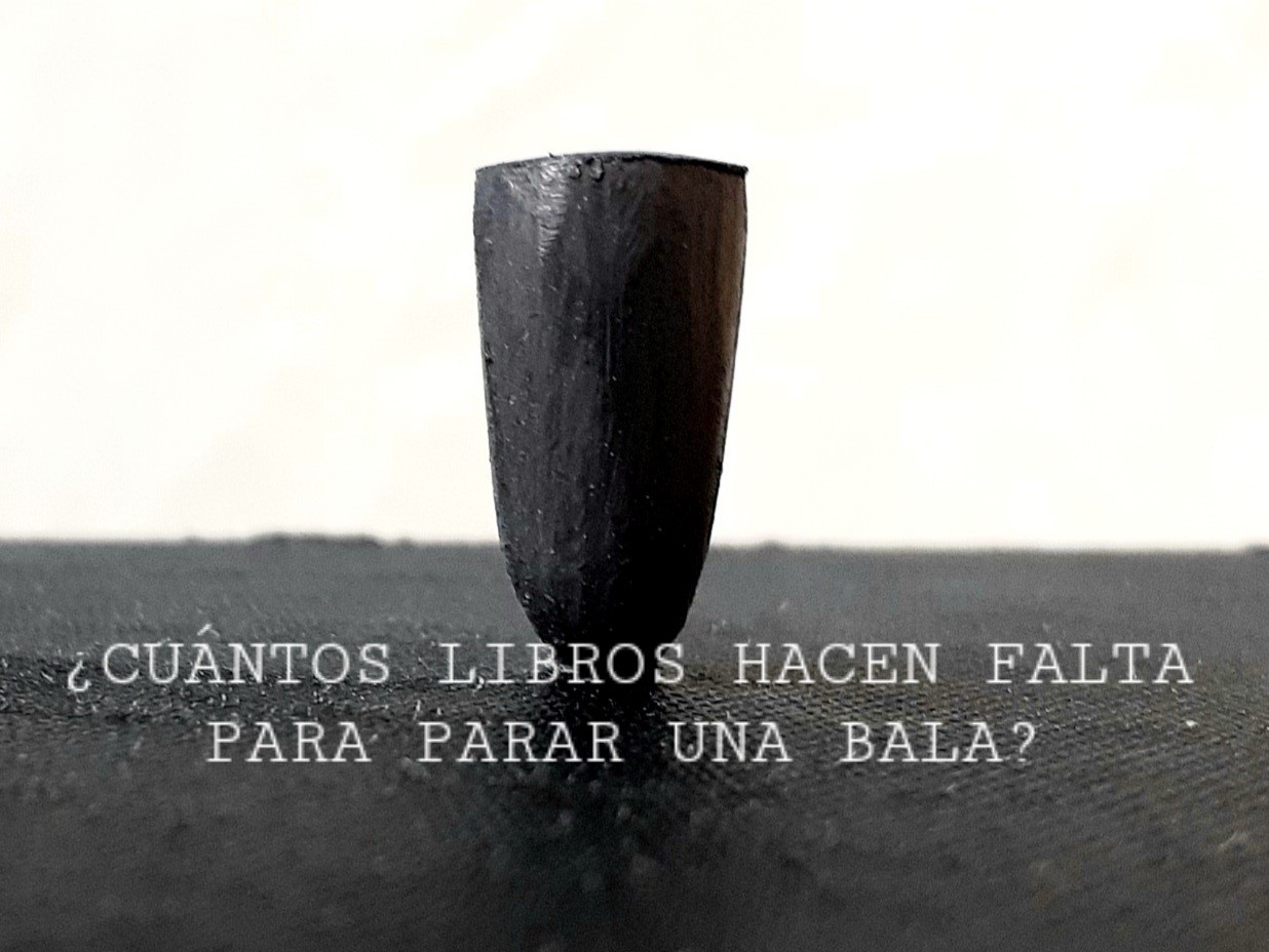 Vista de una bala atravesando el cuero de un libro.